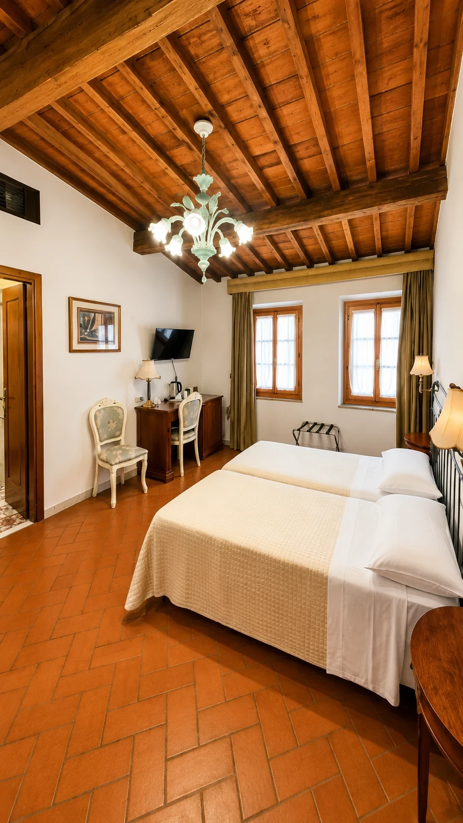 La Camera Classic Twin 409 con letto matrimoniale, soffitto in legno e cotto e finestre luminose della Limonaia