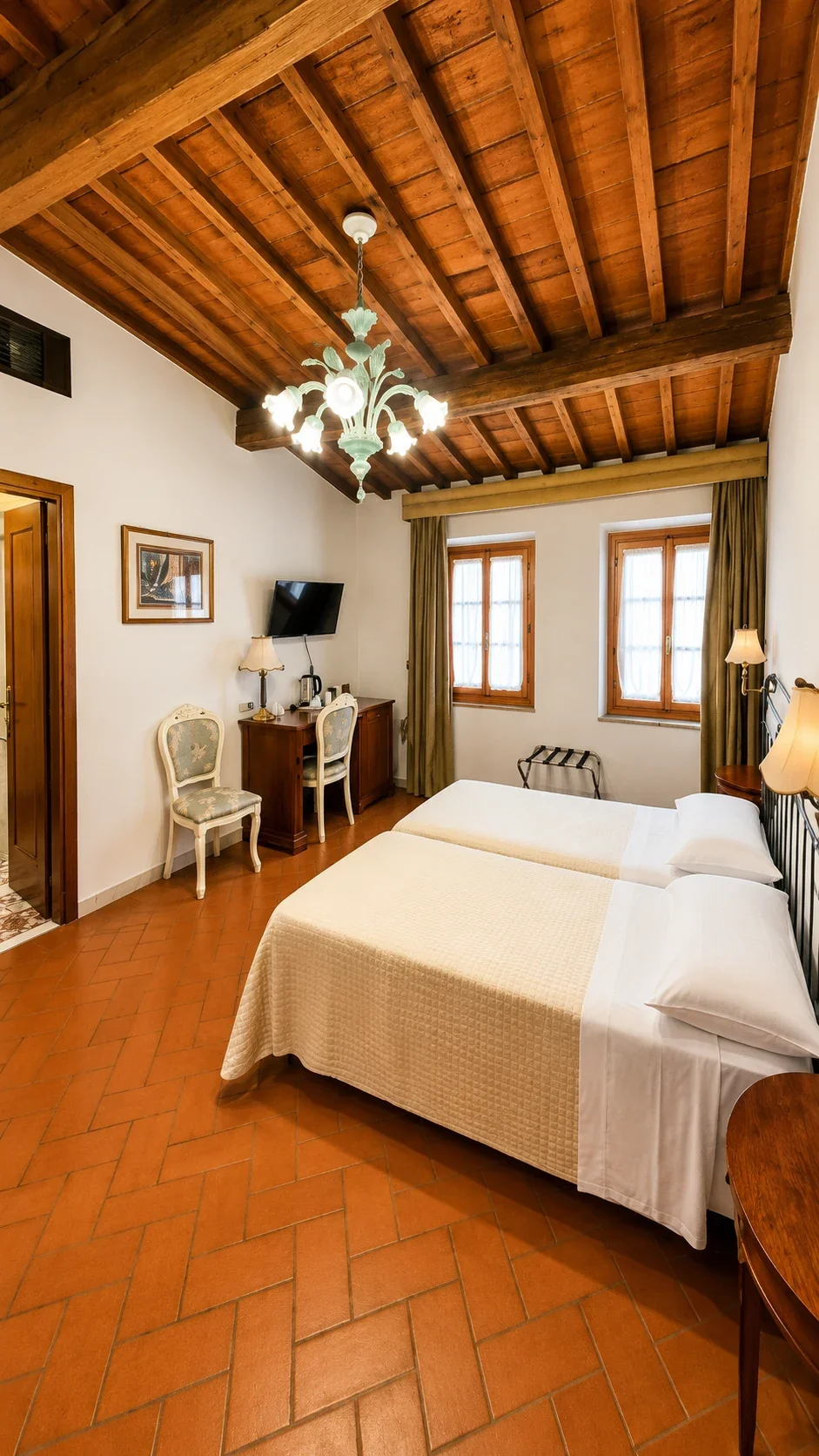 La Camera Classic Twin 409 con letto matrimoniale, soffitto in legno e cotto e finestre luminose della Limonaia