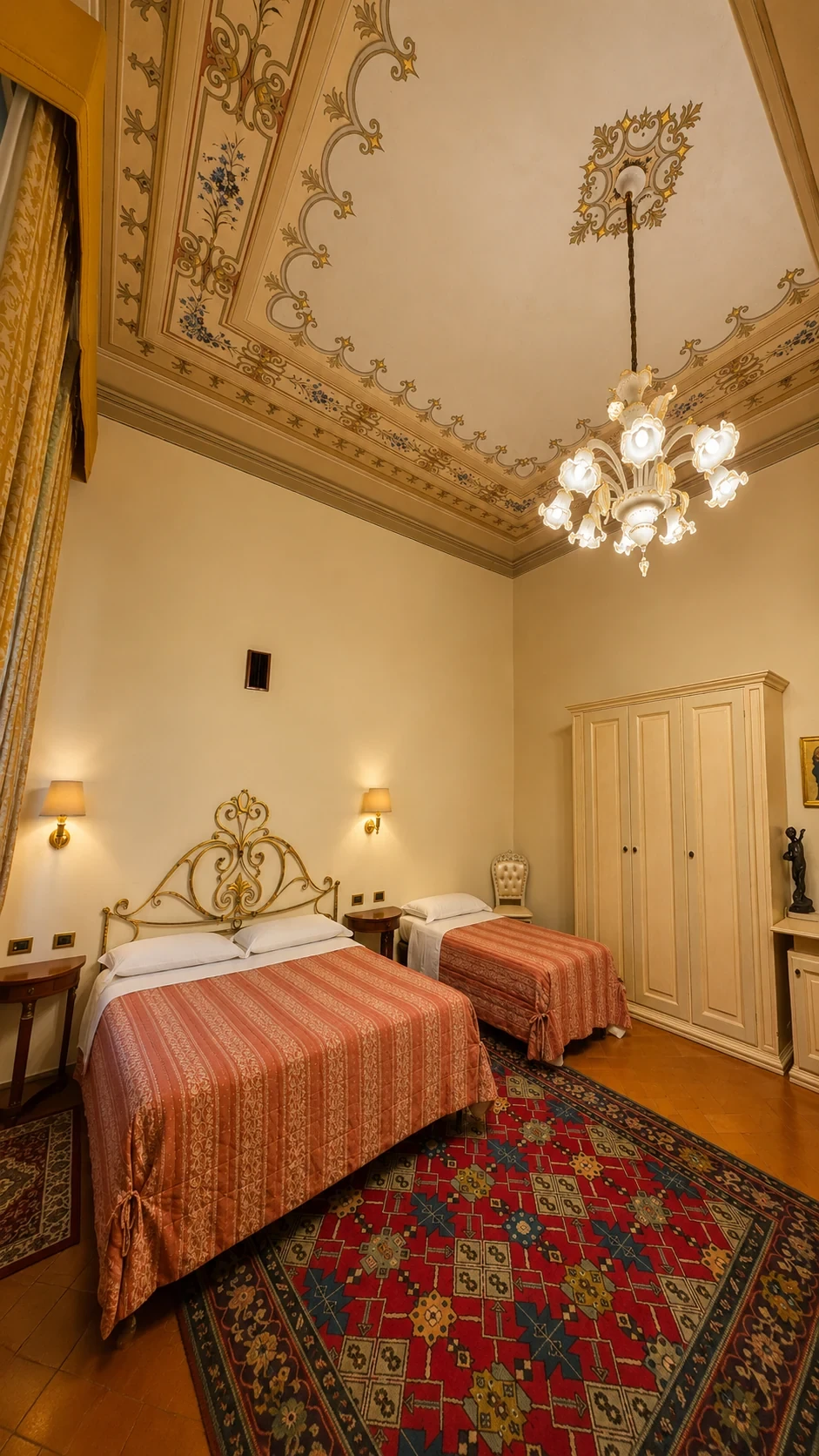 La Camera 104 con letto matrimoniale, letto singolo, tappeto rosso e volta decorata