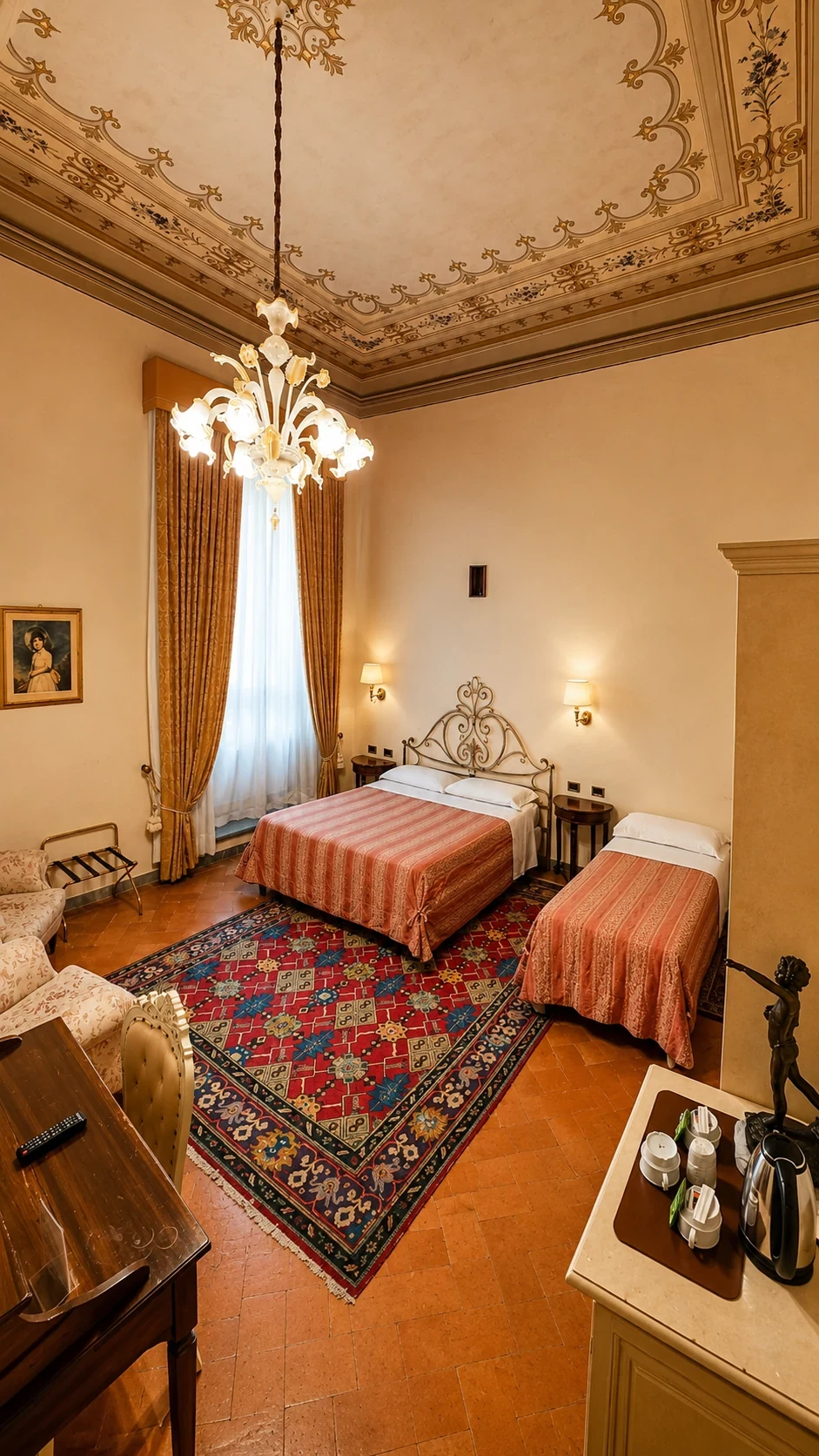 I tre posti letto della Dimora di Dioniso disposti attorno al grande tappeto persiano
