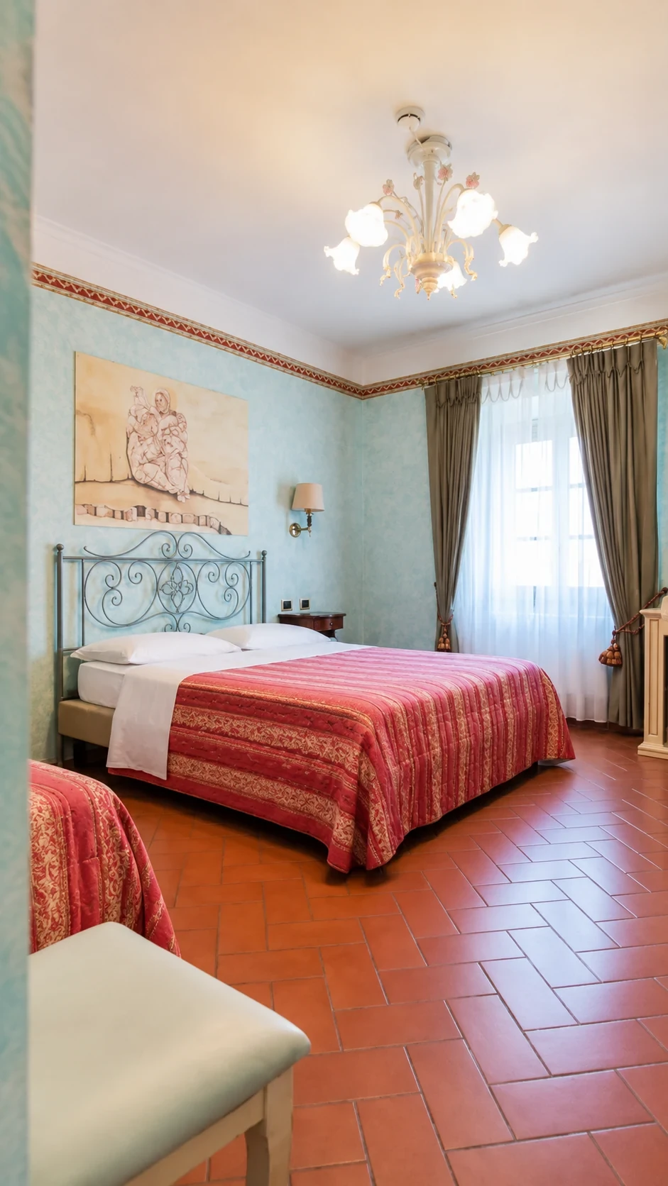 La Camera 211 con pareti azzurro carta da zucchero, più posti letto, dipinto murale e finestra tra i tendaggi