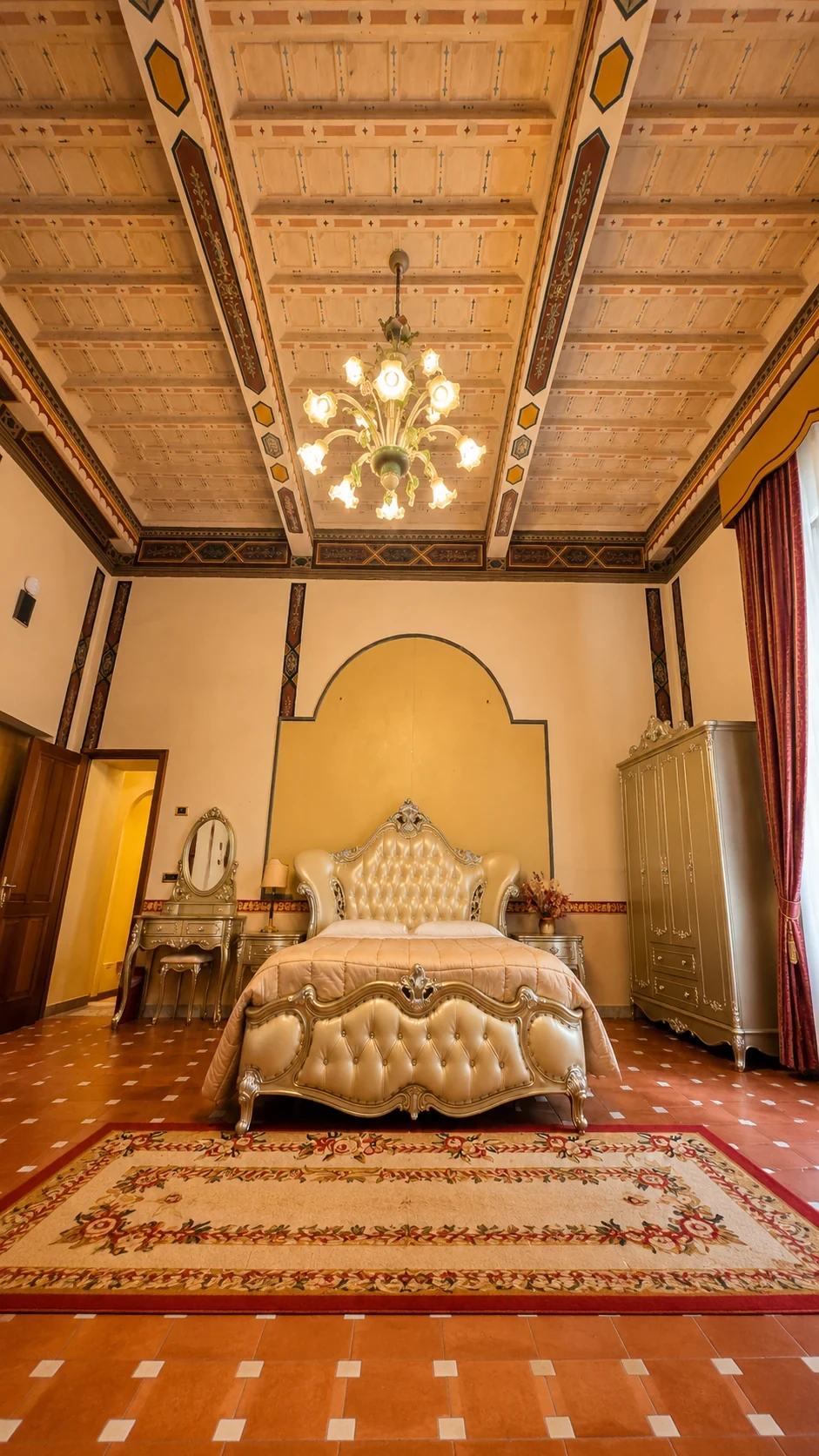 Il letto capitonné centrato sotto la nicchia dorata e il soffitto a cassettoni della Camera 109
