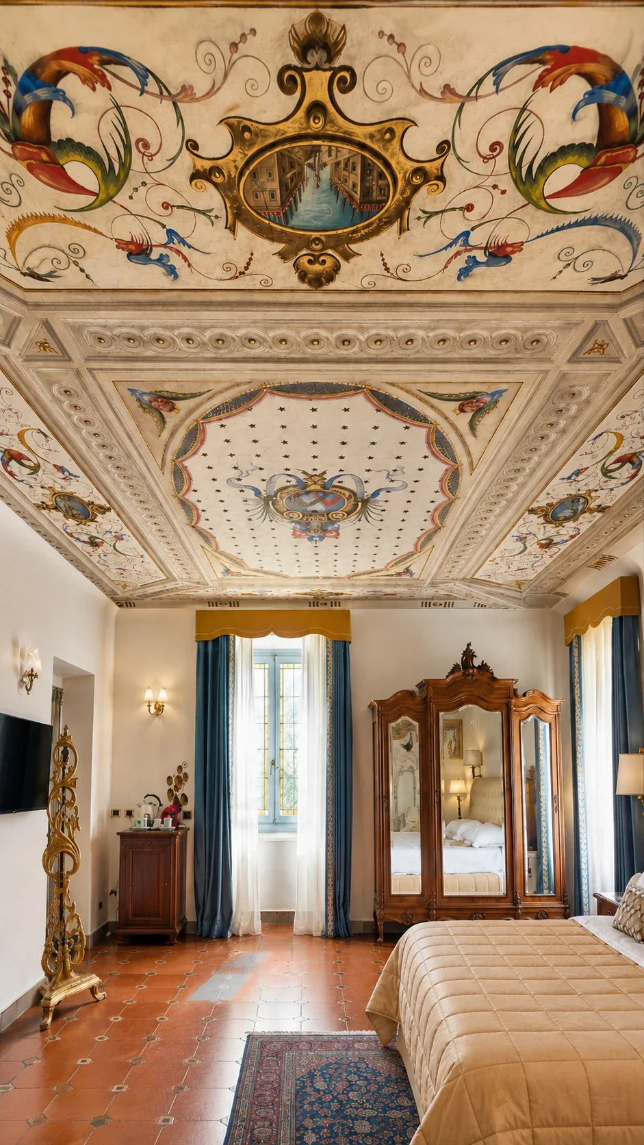 La Junior Suite 201 vista verso la finestra, con letto, armadio antico e soffitto decorato