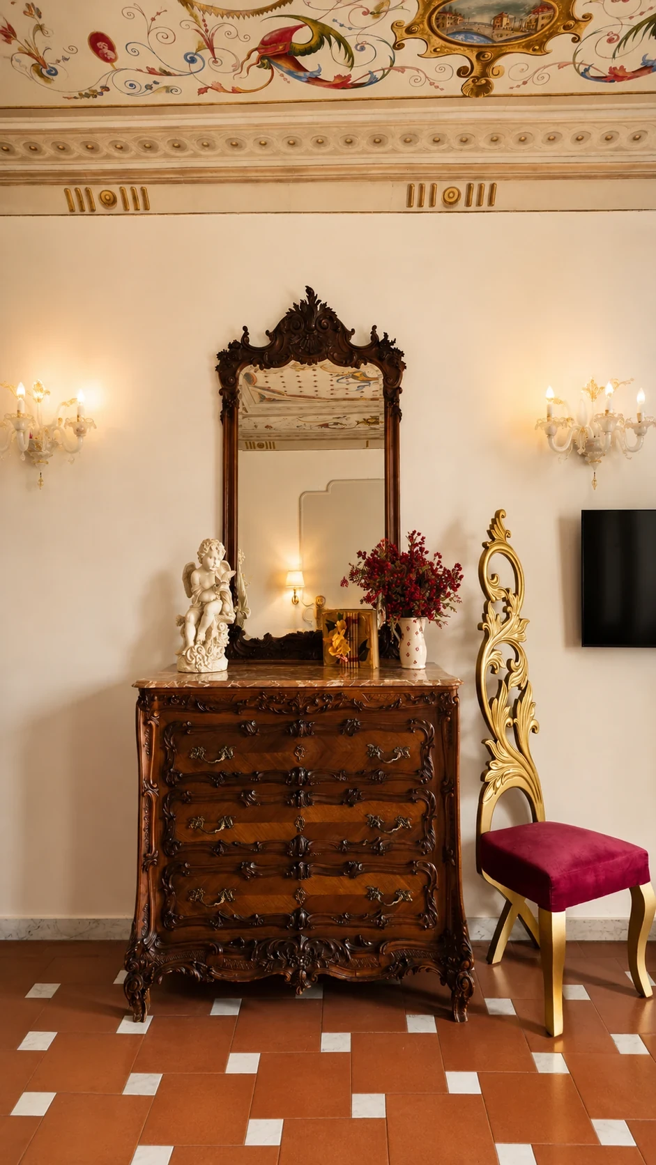 Il cassettone antico con specchio, statue e fiori nella Junior Suite 201