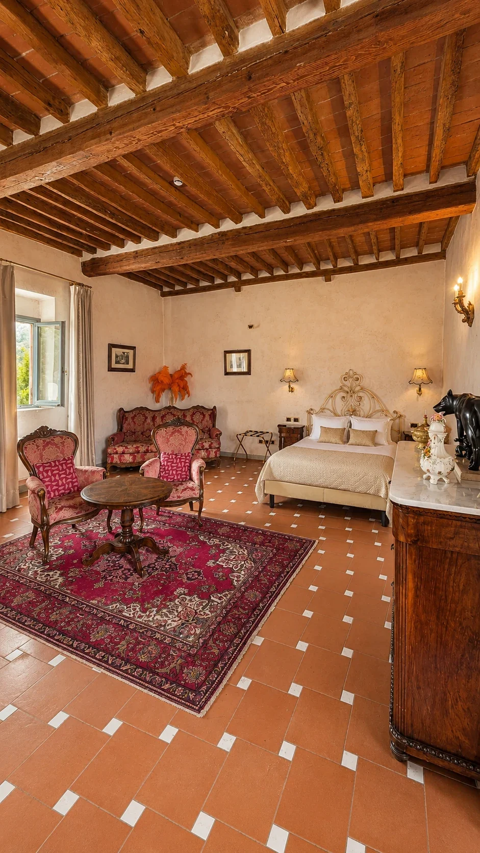 La King Deluxe 216 con letto matrimoniale, salotto damascato, tappeto persiano e soffitto a travi