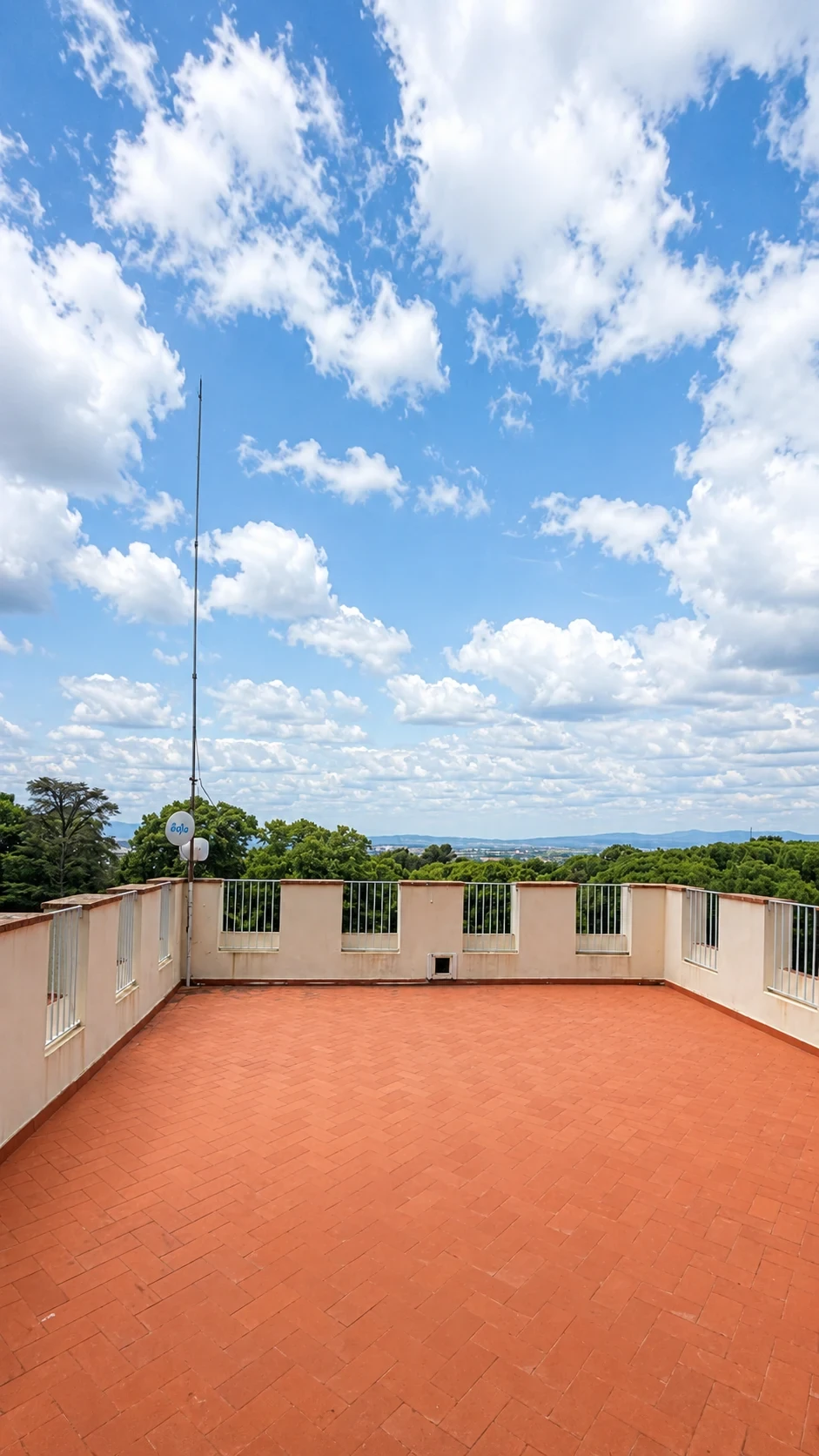 La terrazza panoramica della torre con vista sulle colline toscane sotto il cielo azzurro