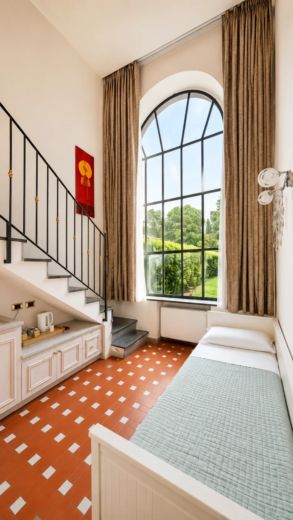 Il Loft 301 dedicato a Egle Il Loft 301 con scala verso il soppalco, cucina compatta e grande finestra sul parco