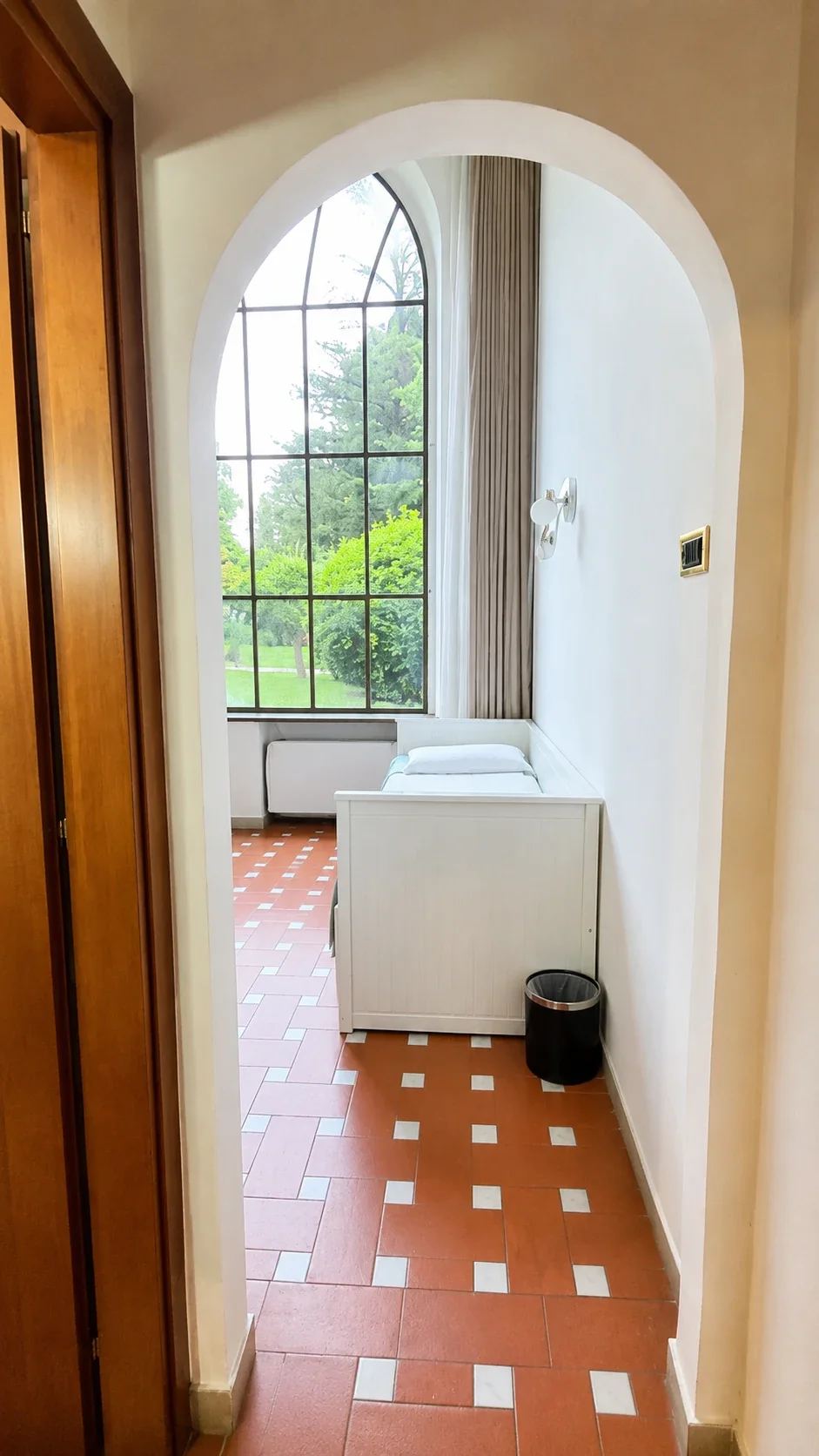 Il corridoio del Loft 302 conduce al salottino illuminato dalla finestra sul giardino