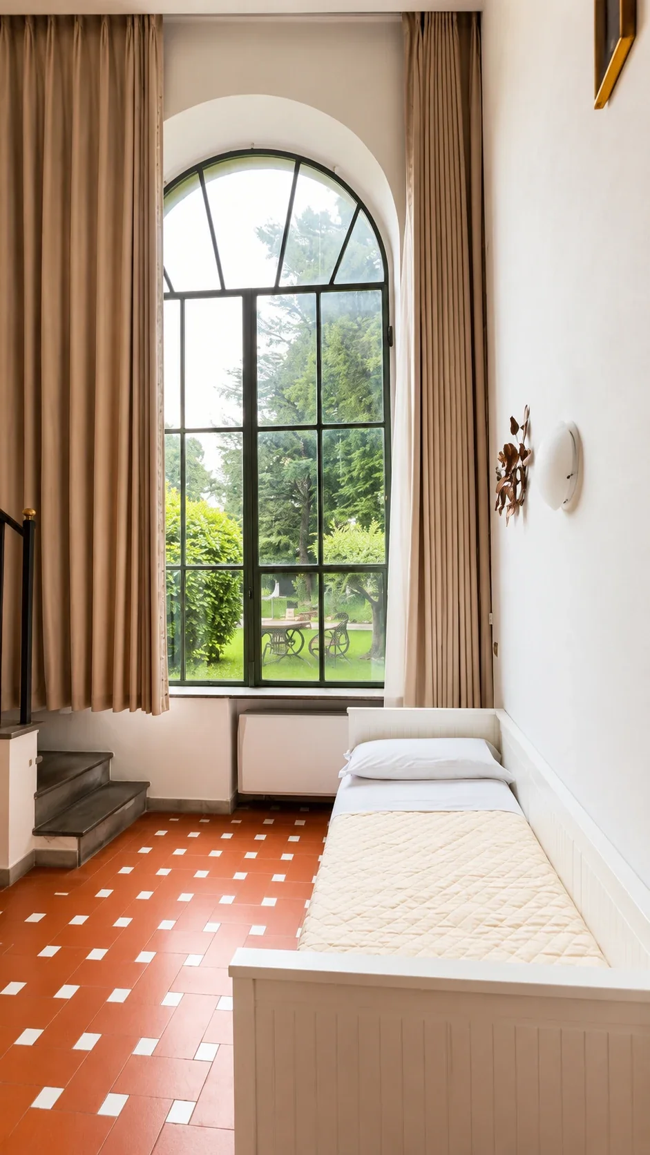 La vetrata del Loft 303 incorniciata da tende color sabbia con vista sul prato e sugli alberi