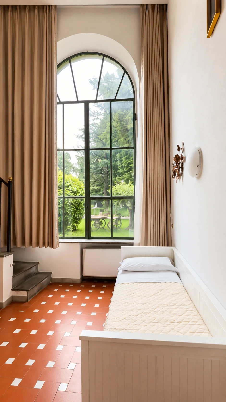 La vetrata del Loft 303 incorniciata da tende color sabbia con vista sul prato e sugli alberi