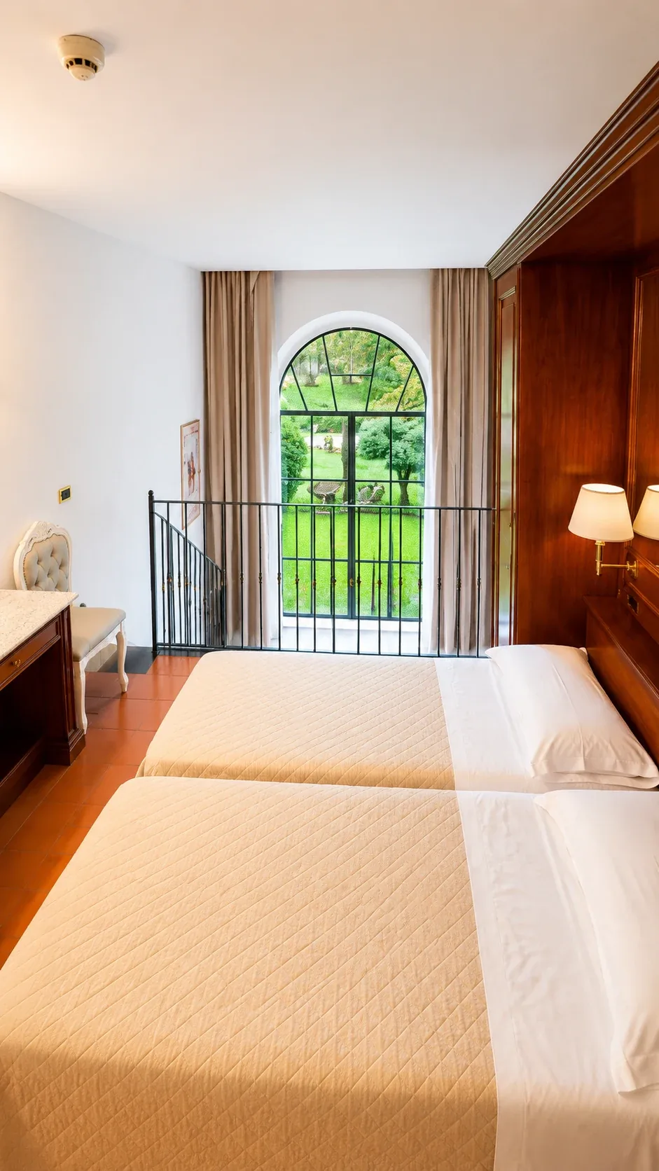 Il Loft 303 nella Limonaia di Fantastic Garden Il Loft 303 con letto matrimoniale, grande finestra ad arco e affaccio sul giardino di Fantastic Garden