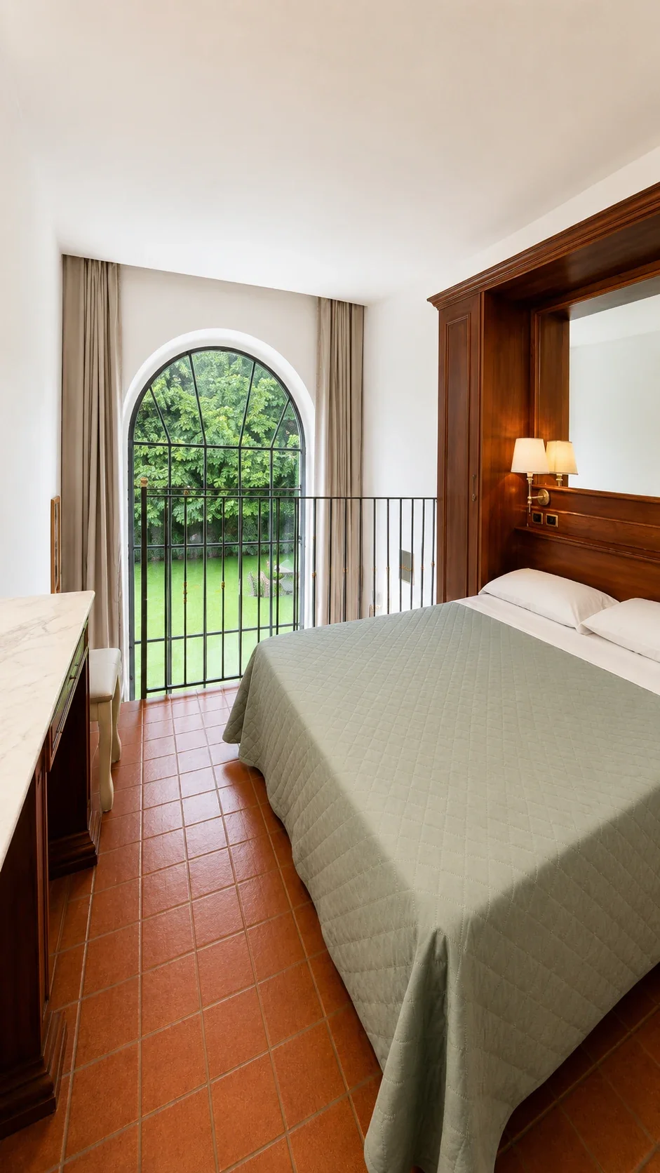 Il Loft 304 dedicato a Calipso Il letto matrimoniale del Loft 304 accanto alla portafinestra ad arco e alla ringhiera del soppalco