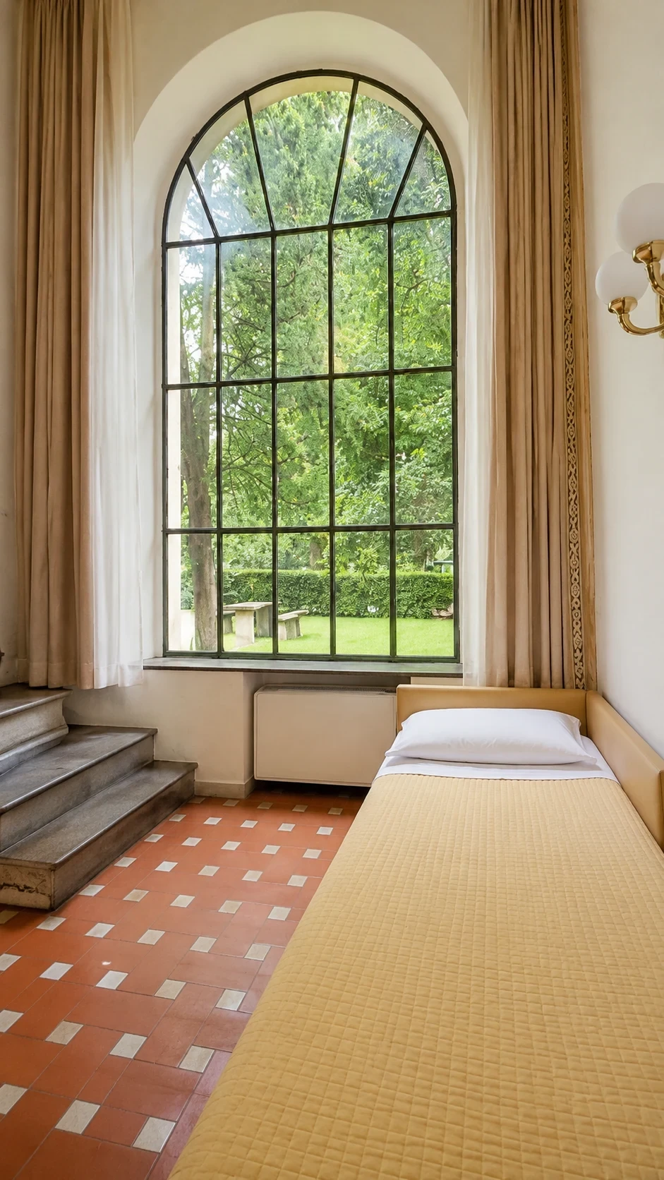 Il piano inferiore del Loft Dafne con letto singolo e grande finestra sugli alberi