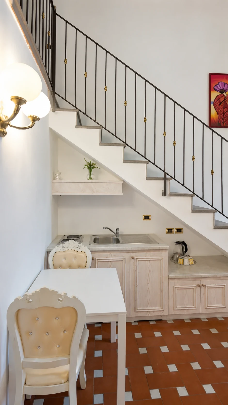 La cucina del Loft 309 sotto la scala in ferro con mensola e tisaniera