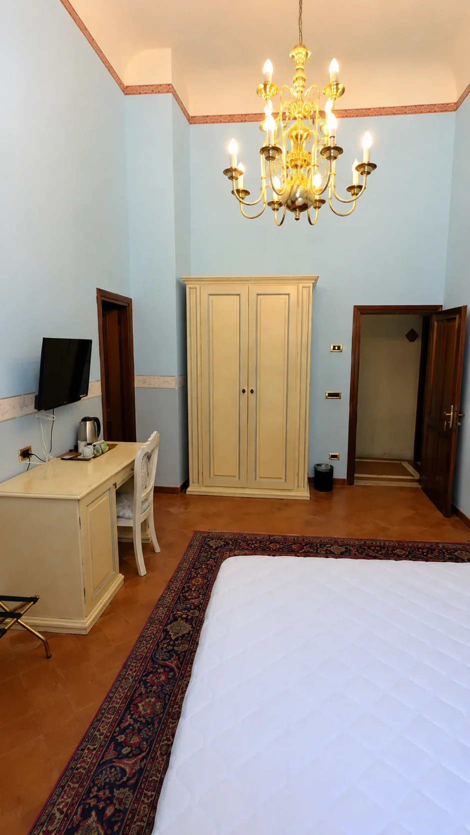L'armadio chiaro e l'ingresso della Camera Malenchini visti dal letto