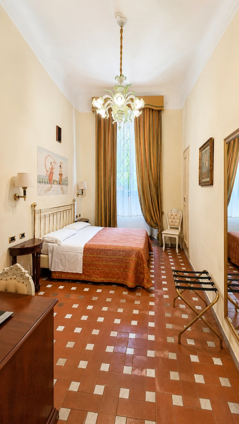 La Camera 110 con letto matrimoniale, dipinto di Corinna, finestra e pavimento in cotto decorato