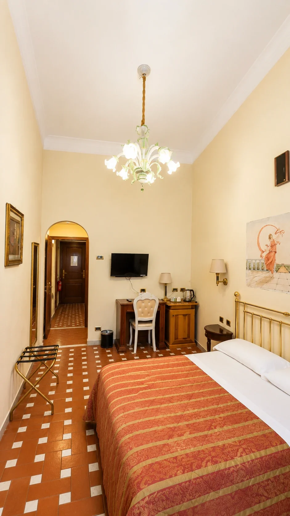 La Camera di Corinna vista dal letto verso lo scrittoio e l'ingresso ad arco