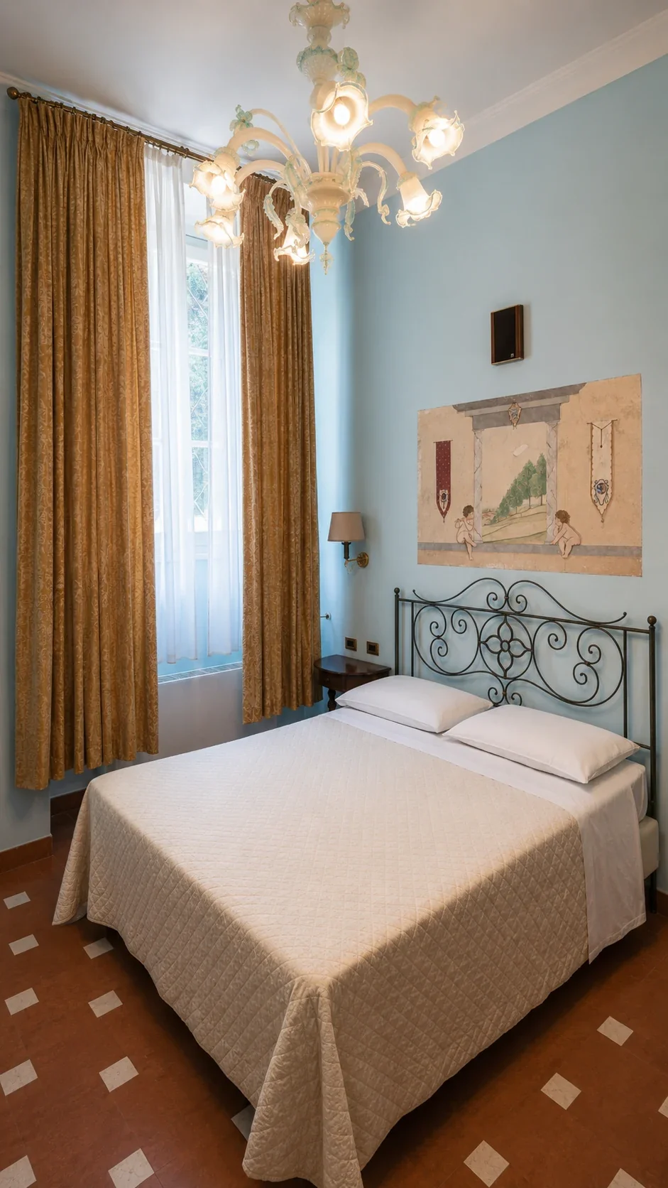 Il letto della Camera degli Amorini Il letto della Camera 111 con testata in ferro battuto e dipinto degli Amorini tra le finestre
