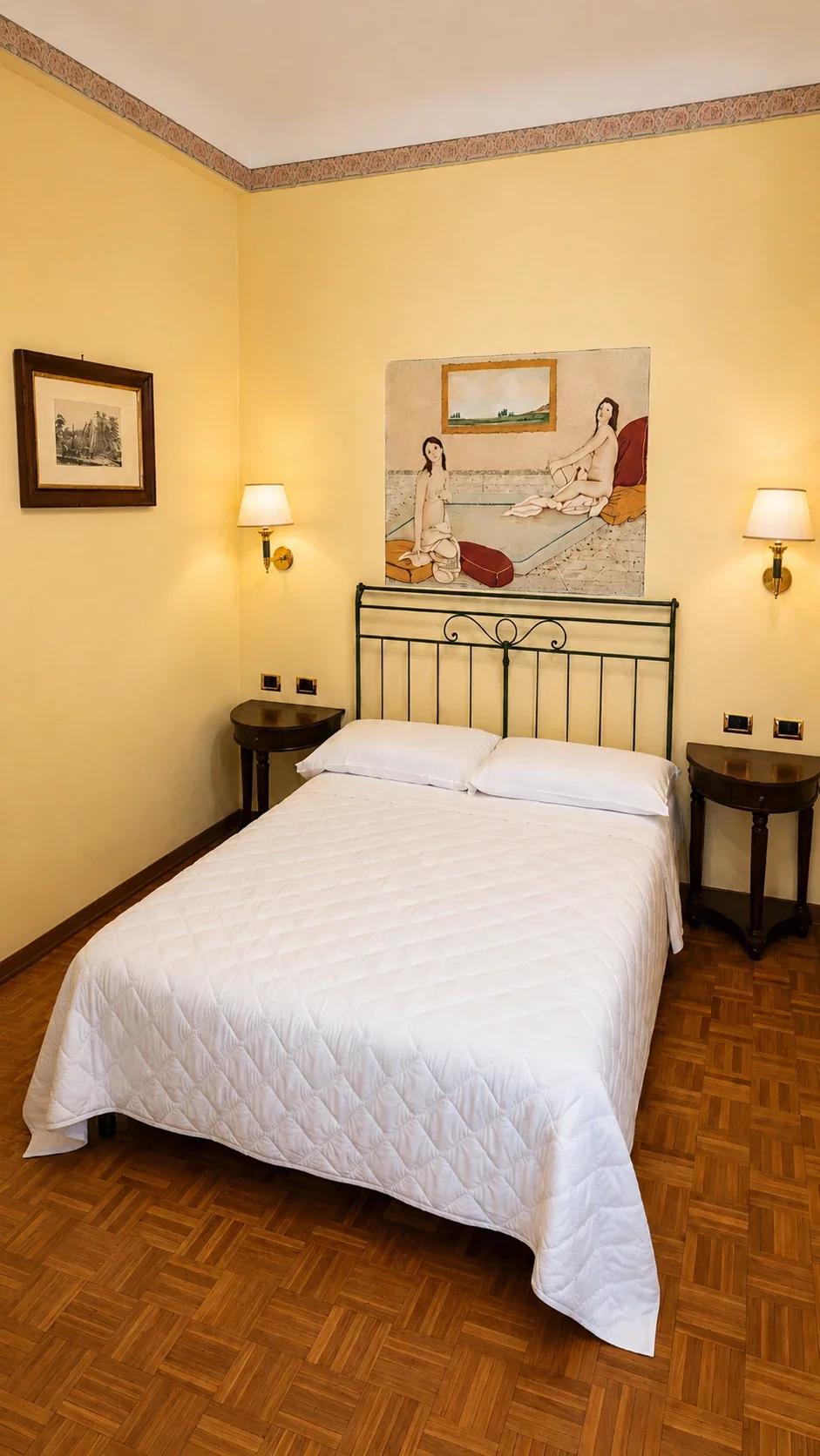 La Camera 202 dedicata a Vegoia Il letto della Camera 202 sotto il dipinto dedicato a Vegoia, con parquet e pareti color crema