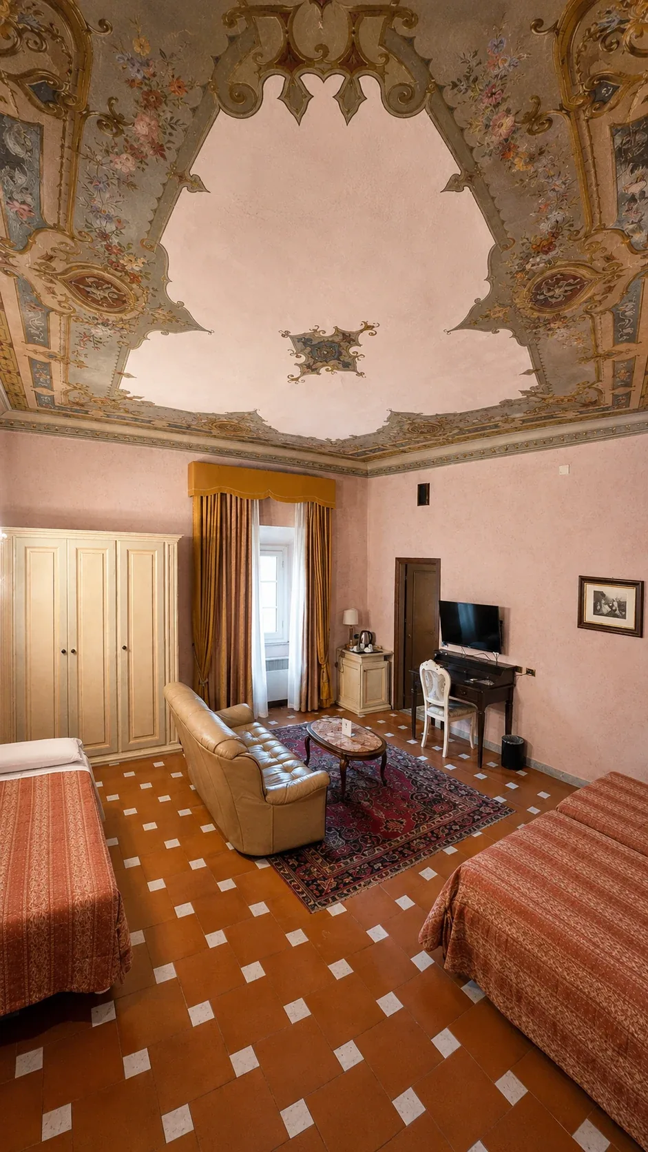 La Camera Premium 205 con soffitto affrescato La Camera Premium 205 con due letti, salotto, tappeto orientale e soffitto affrescato
