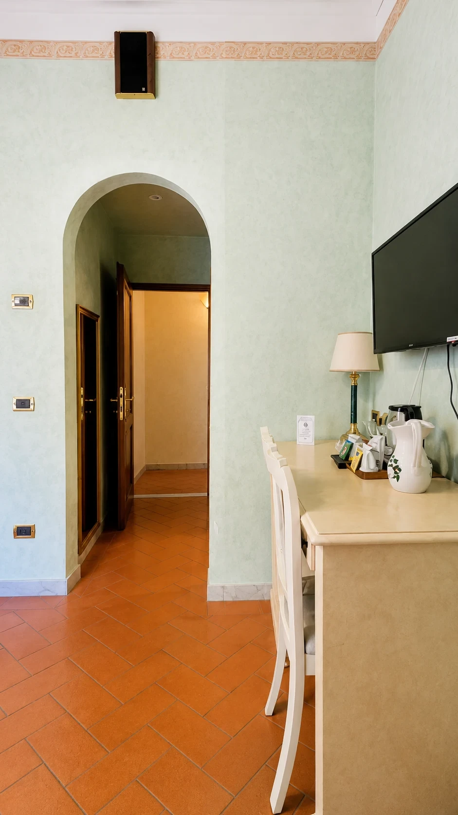 L'ingresso ad arco e l'angolo tisaneria della Camera 208