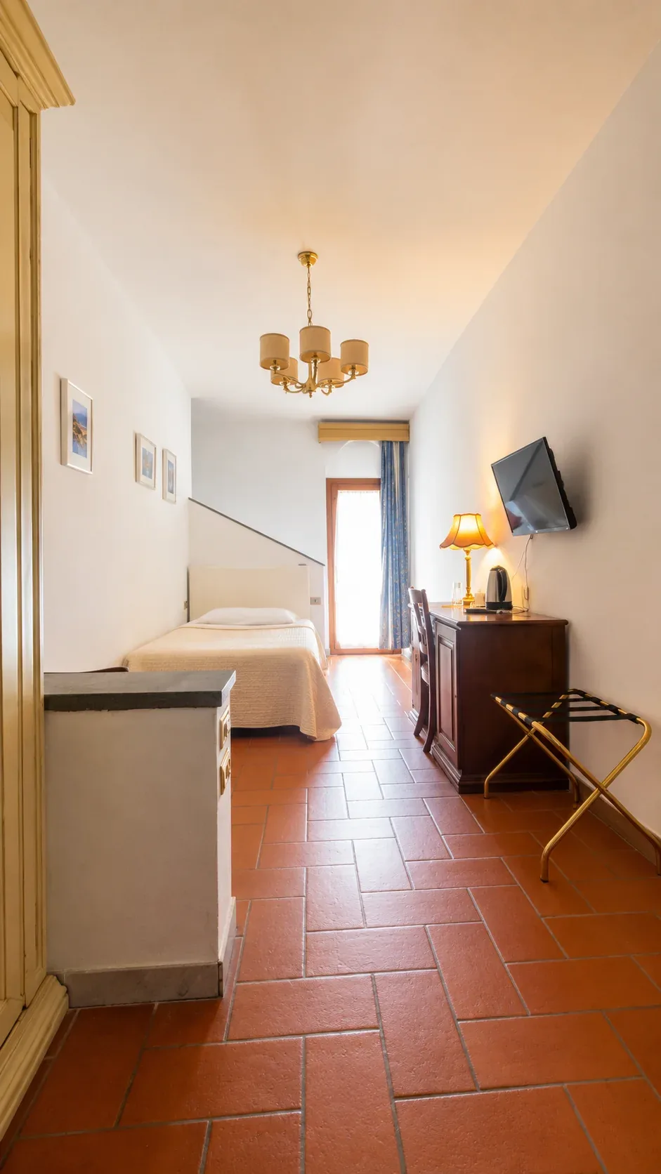 La Camera singola 404 Nete nella Limonaia La Camera singola 404 Nete con letto, pavimento in cotto, scrittoio e portafinestra luminosa nella Limonaia di Fantastic Garden